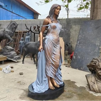 Scultura femminile in bronzo astratta moderna.jpg